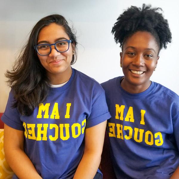 2 goucher students wearing 云顶集团 T-shirts